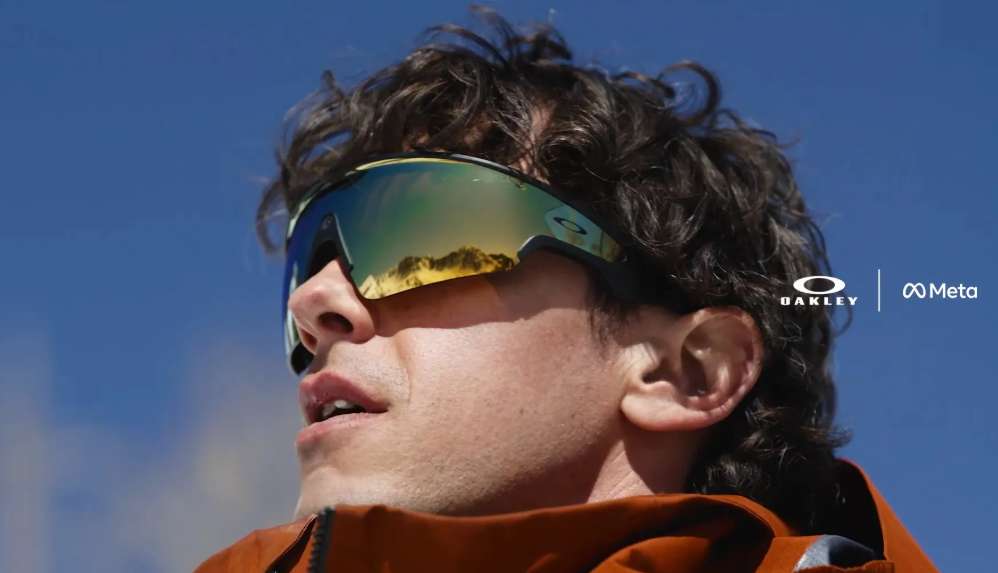 Meta提前泄露居中摄像头设计Oakley Meta Sphaera智能眼镜