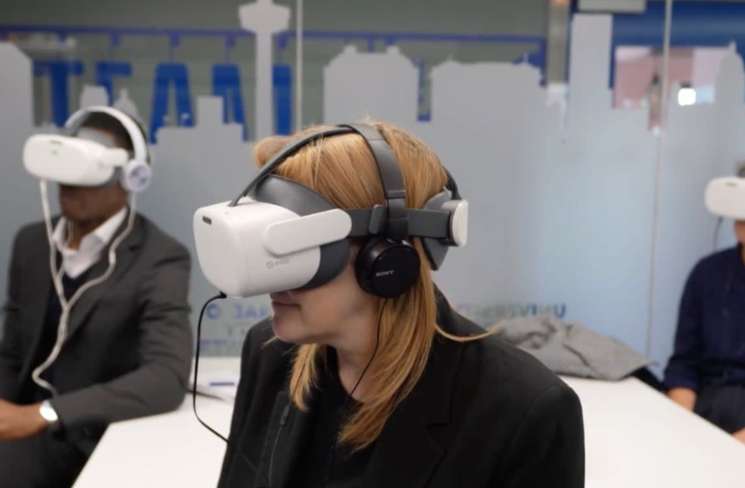 英国警方用PICO VR技术开展青少年持刀犯罪预防项目