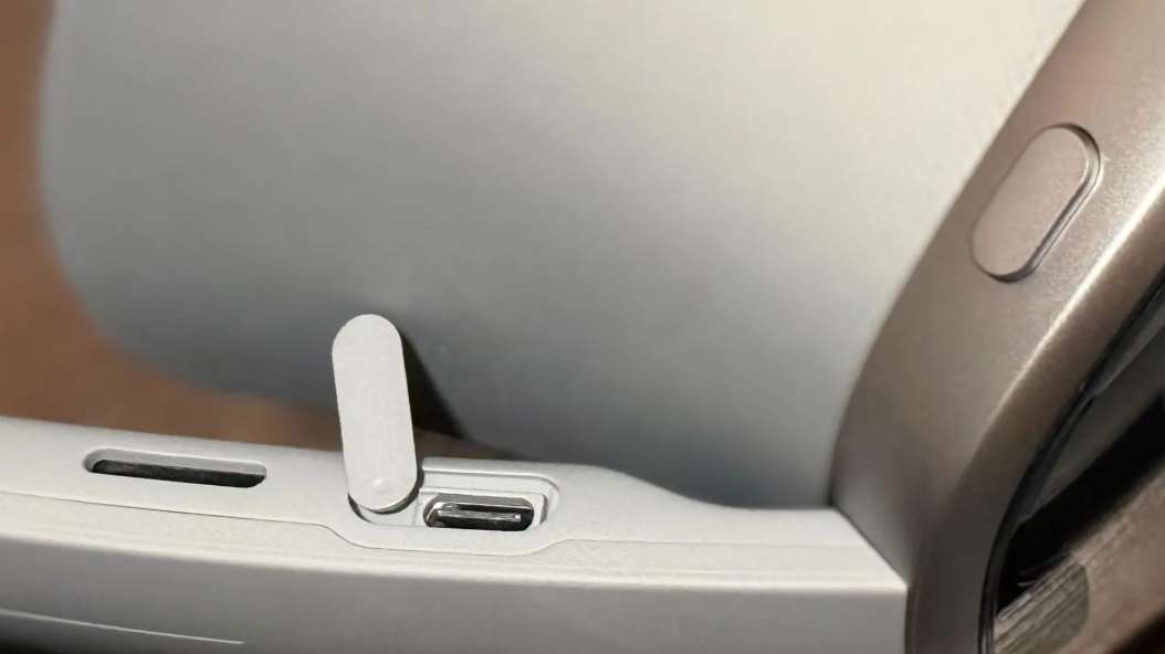 三星Galaxy XR提供USB-C接口,可以接入多种外设