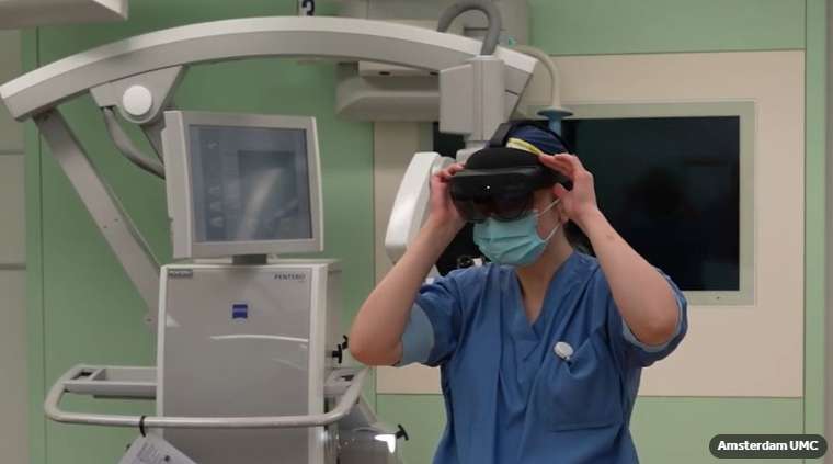 荷兰医生借助混合现实技术完成脑外科手术