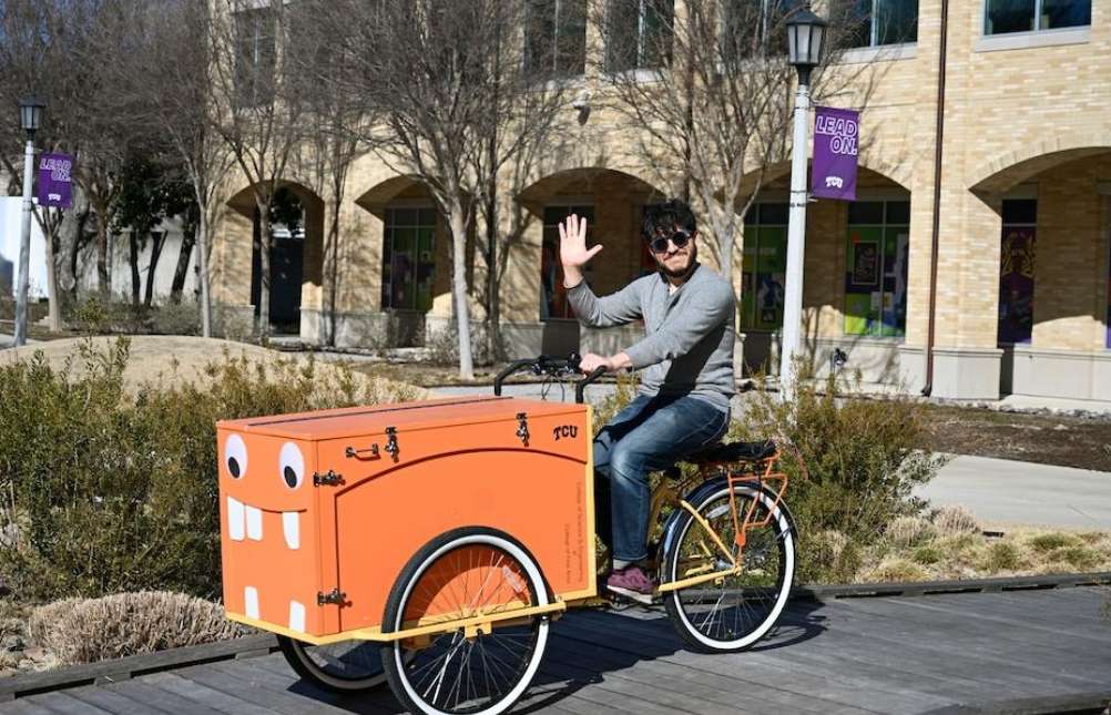 别锁在教室里，这个美国大学教授用三轮单车驮着VR满校跑