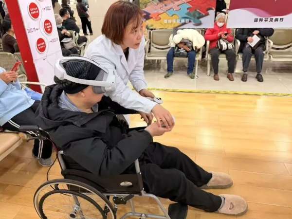 戴上PICO看罕见病原理，华山医院在门诊楼设VR体验区