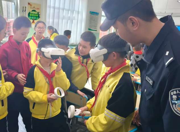 “视听触”多维度法治教育课，青海大通公安用PICO头显宣传校园安全