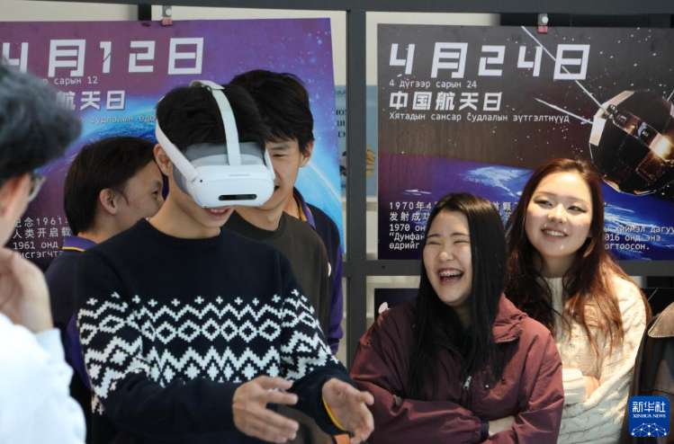 蒙古国师生用PICO沉浸式体验中国航天日预展