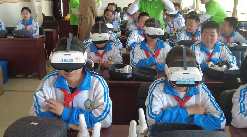 戴上PICO“登”航母，阿吉镇中心小学体验全新国防教育方式