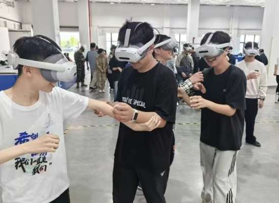 福州中学生利用PICO开展研学活动，沉浸式体验三坊七巷与软木画