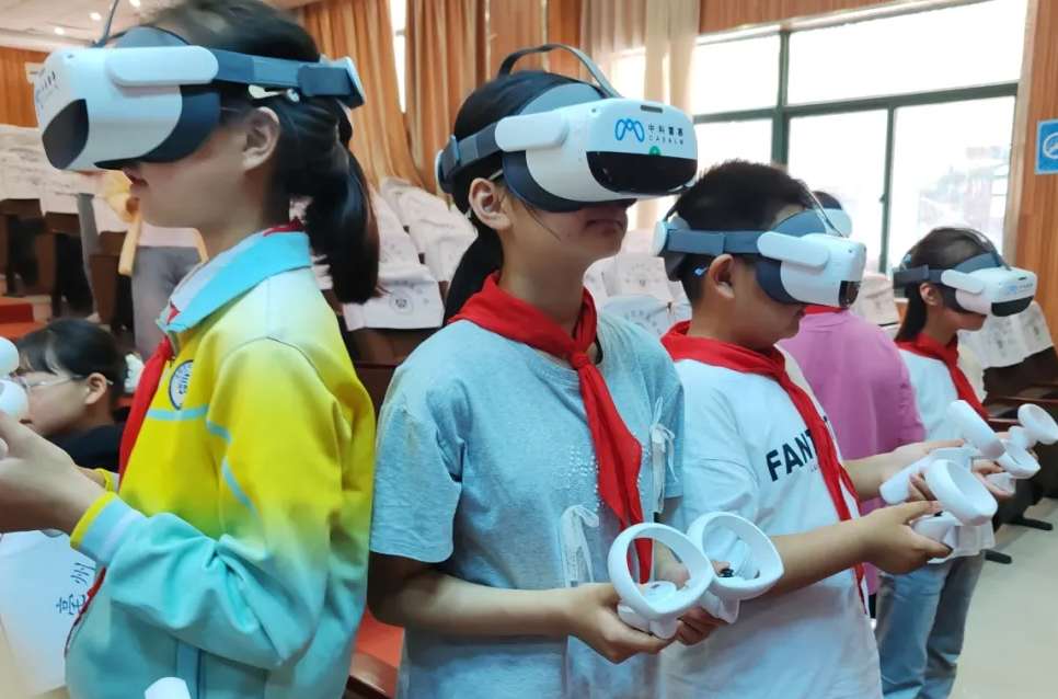 亳州学院附属学校用PICO开展VR沉浸式思政课堂