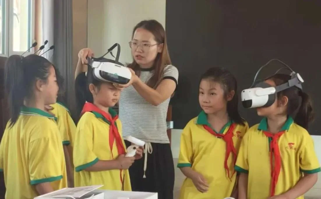 PICO瞰万卷,VR染书香:绥滨县图书馆“沉浸式科普阅读”进校园