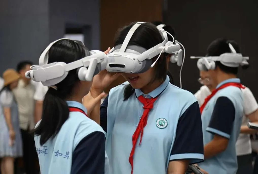 戴上PICO重走长征，济南七中举办VR红色教育活动