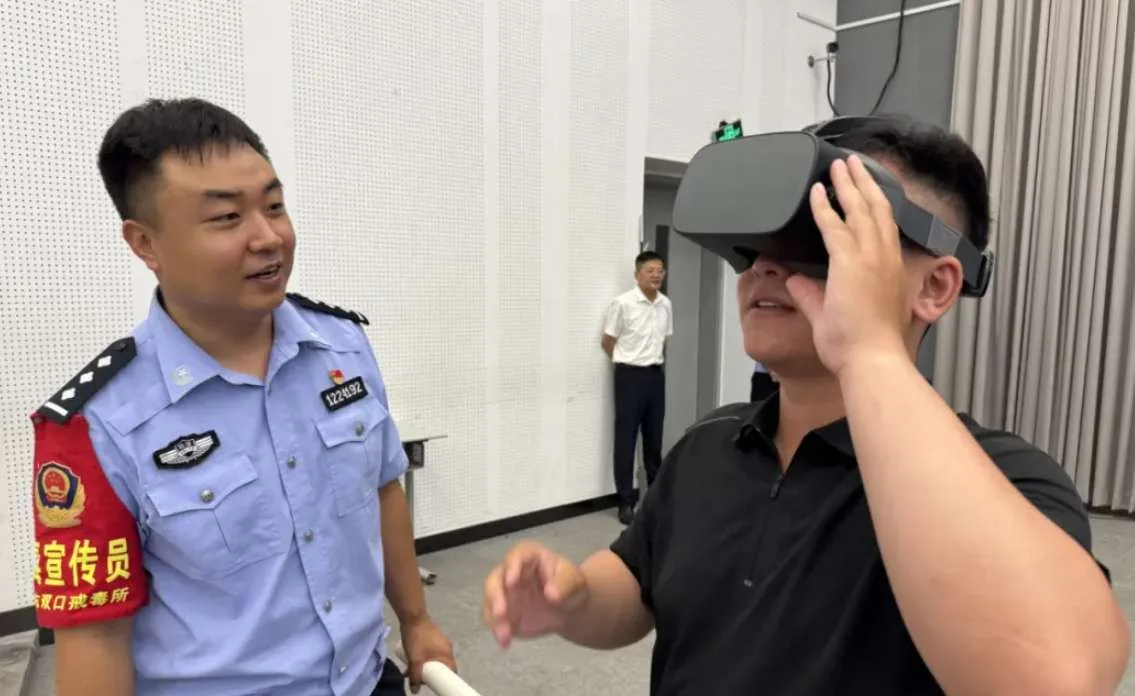 戴上PICO看“毒”害:天狮学院师生体验沉浸式戒毒警示课