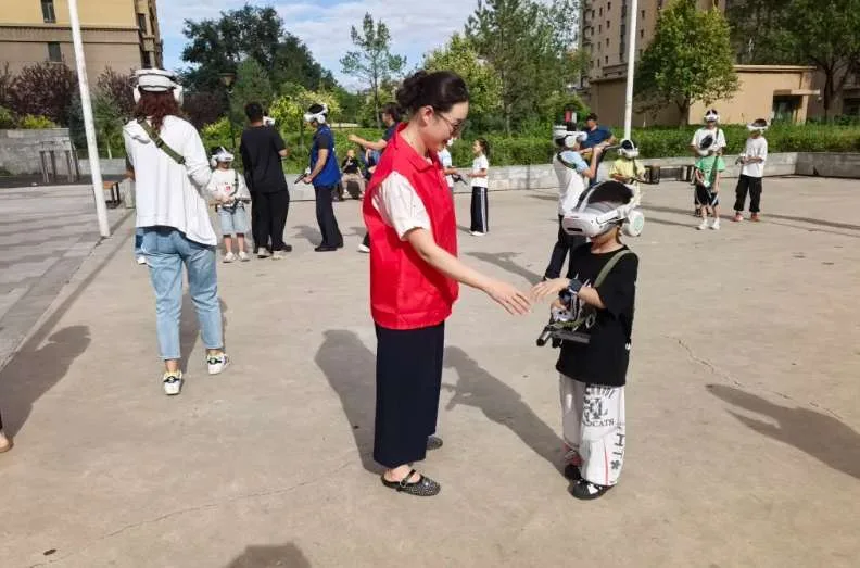呼和浩特西收费所党员进社区，用PICO头显开展红色志愿服务