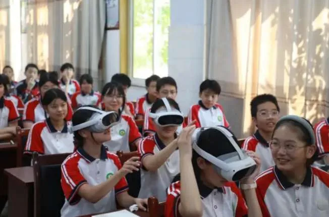 PICO头显进乡村课堂:博物馆主题党日走进王坟镇初级中学