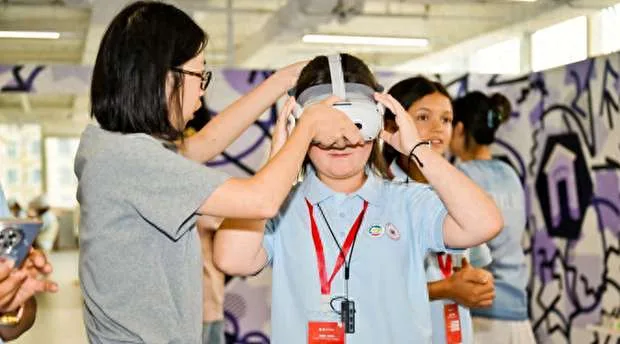 莎车青少年戴上PICO头显，体验《万门之城》，感知红色历史