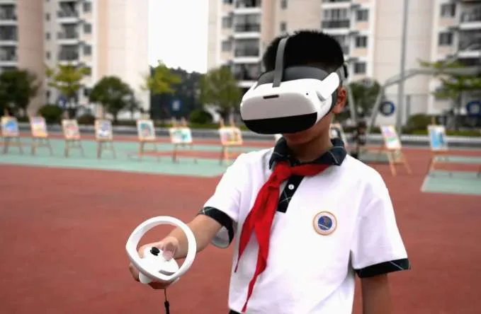 贵阳乌当区科普月进校园,学生戴PICO头显沉浸式体验VR