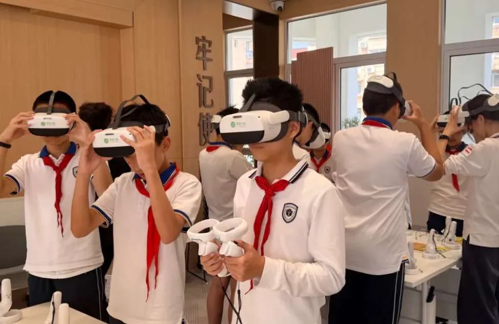 上海反邪教课堂用上PICO头显，学生居民沉浸式学防邪