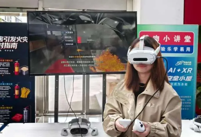 上海中外学生戴PICO头显体验火场逃生，实操急救学避险
