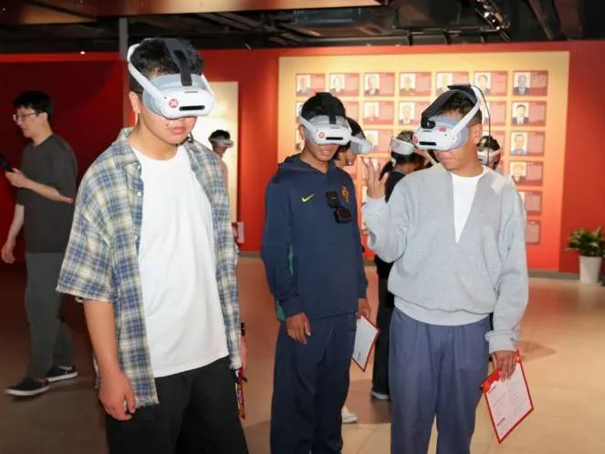 戴PICO头显体验国旗诞生：日喀则师生在沪开启法治思政之旅