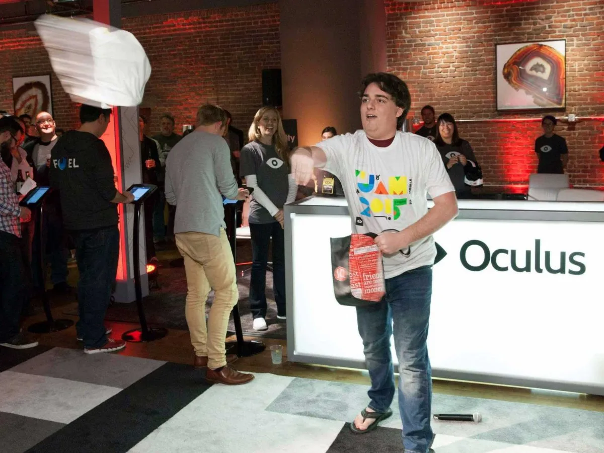 被Facebook收购后这一年，Oculus 的22岁创始人怎么过的？
