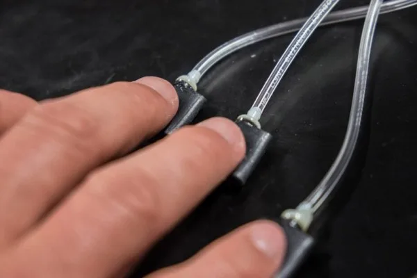 Hand Omni触觉手套利用空气使用户感受虚拟物体