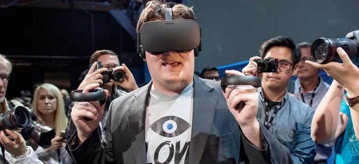 当你触摸Oculus Touch时，它可以感应得到