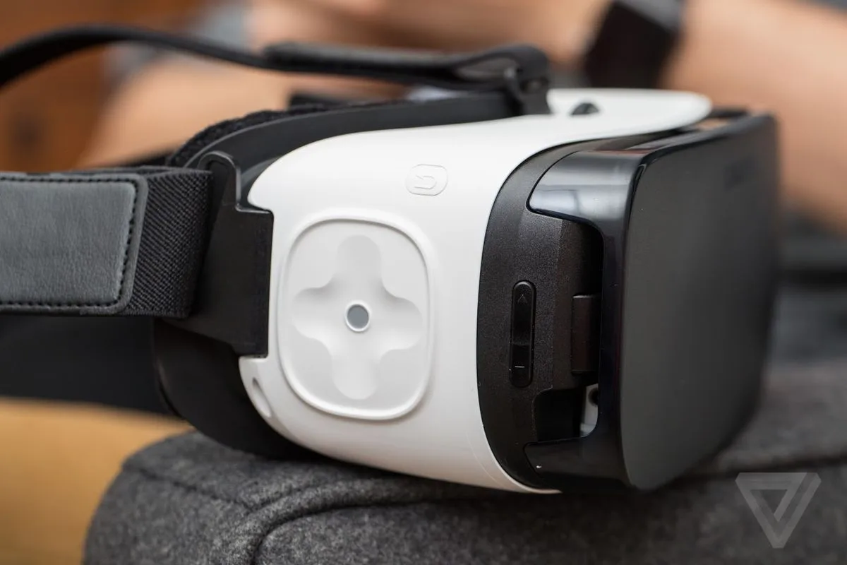 消费版虚拟现实头显Gear VR已上市，多图欣赏