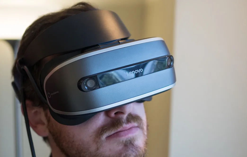 微软首批holographic VR头显亮相CES
