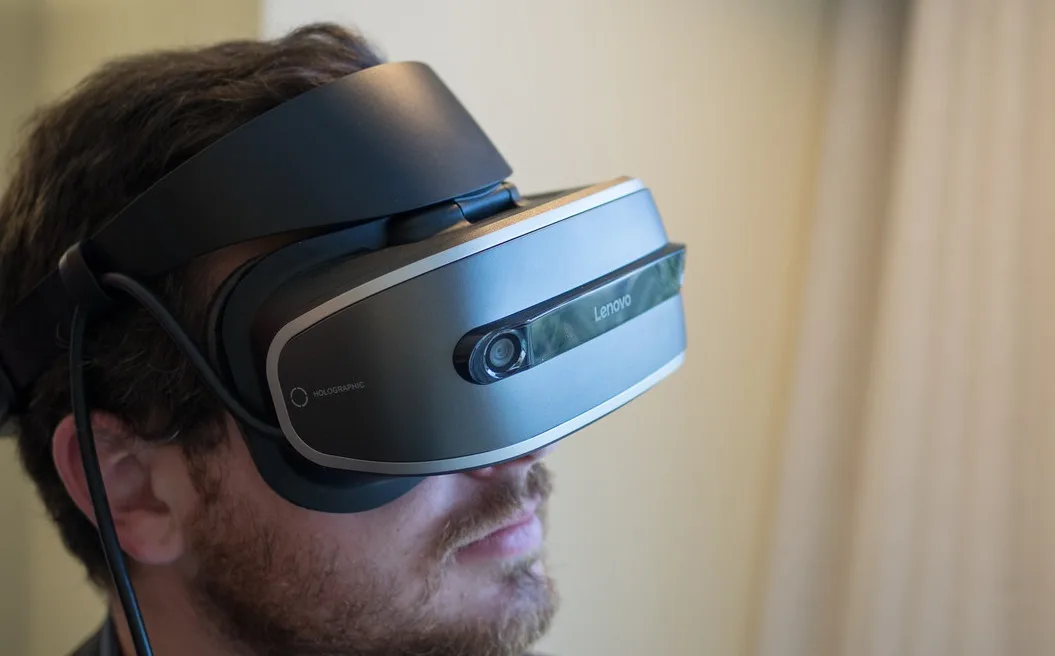 微软首批holographic VR头显亮相CES