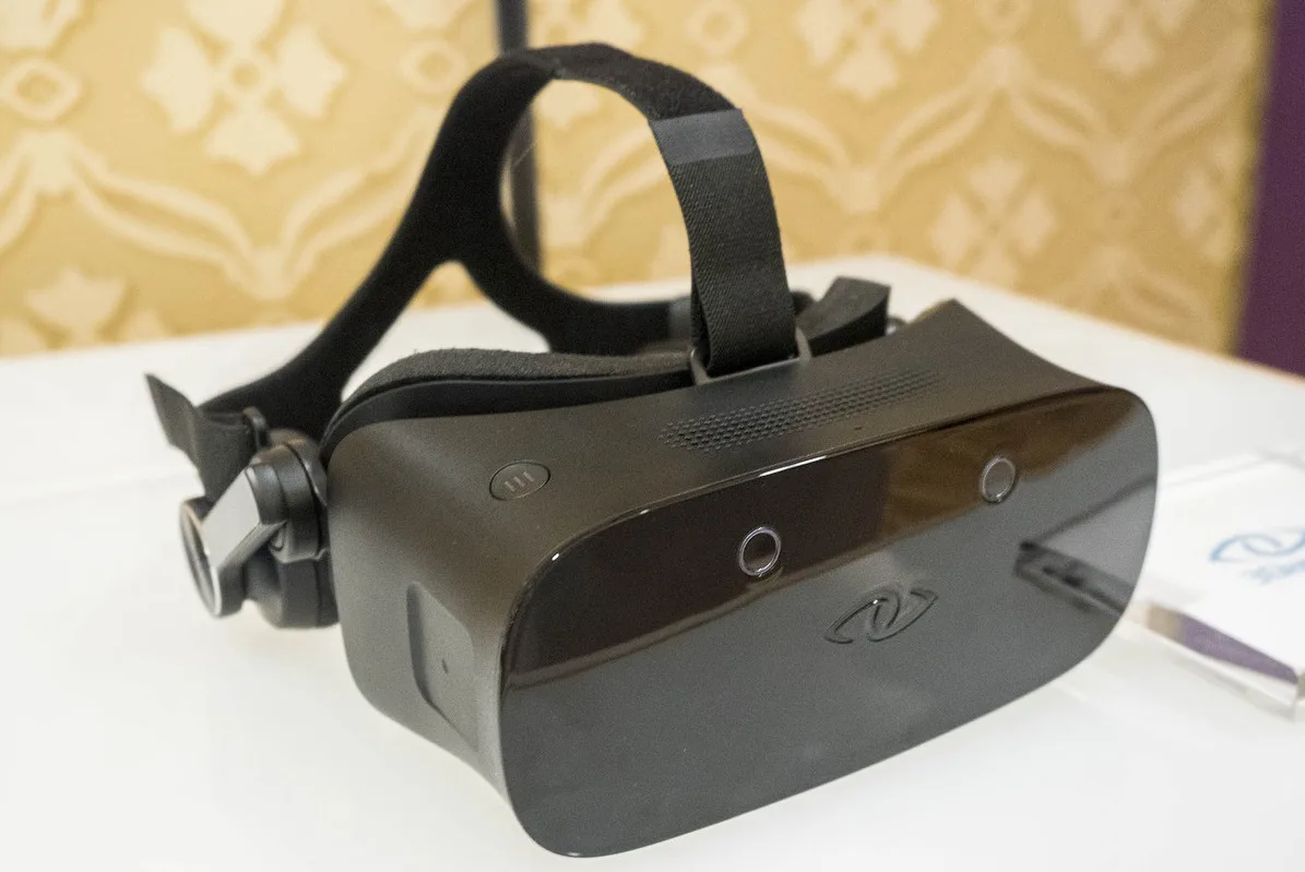 微软首批holographic VR头显亮相CES