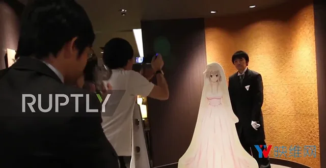 亮瞎VR界!一名日本男性与VR虚拟新娘完婚