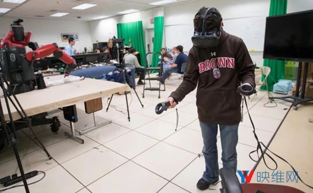 布朗大学科学家用VR控制机器人，并开源项目代码