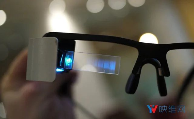 AR-VR光学新突破,单透镜控制不同波长光速,哈佛大学研发纳米超材料薄透镜
