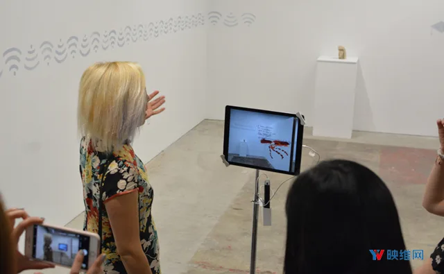 设计师展示艺术两面性:一半存在AR世界,一半存在物理世界