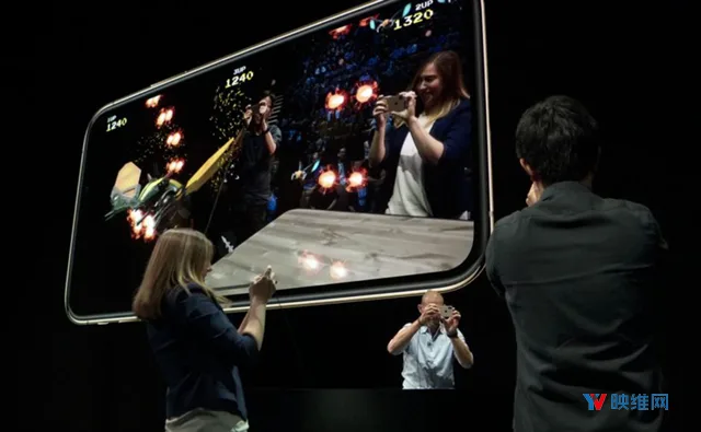 苹果在新iPhone上展示AR游戏《Galaga AR》和应用《HomeCourt》