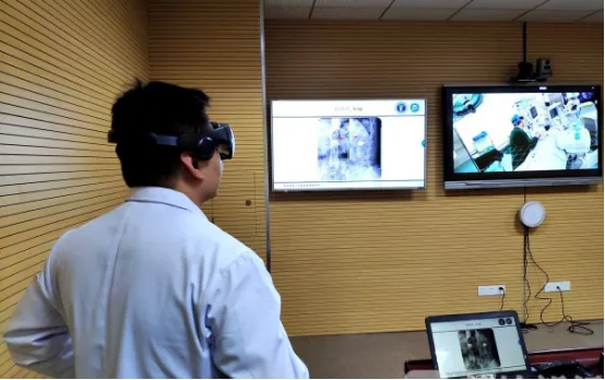 影创科技与蓝软智能医疗携手实现江苏首例5G+MR混合现实手术导航系统的应用