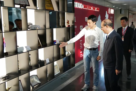 江西省委常委、南昌市委书记吴晓军一行走访调研影创科技集团总部