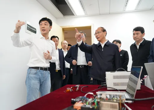 江西省委常委、南昌市委书记吴晓军一行走访调研影创科技集团总部