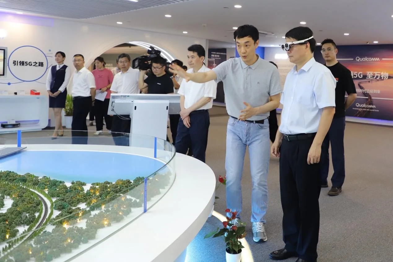 南昌市委副书记、市长万广明一行莅临红谷滩区·高通中国·影创联合创新中心视察调研发展情况