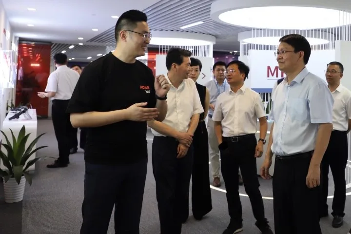 南昌市委副书记、市长万广明一行莅临红谷滩区·高通中国·影创联合创新中心视察调研发展情况