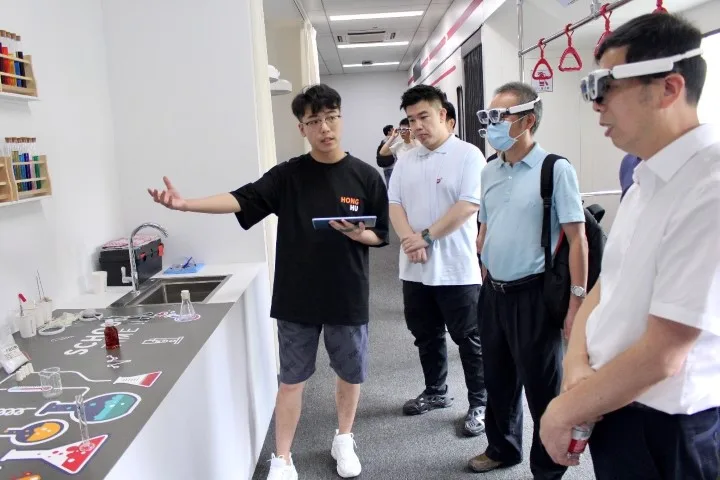 华东师范大学通信与电子工程学院师生莅临影创大厦参观学习