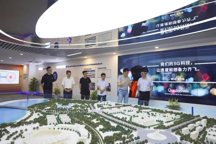南昌市委副书记、市长万广明一行莅临红谷滩区·高通中国·影创联合创新中心视察调研发展情况