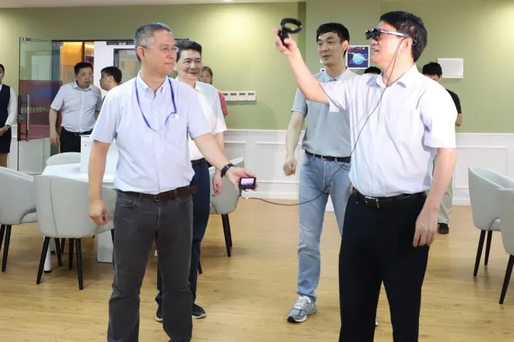 南昌市委副书记、市长万广明一行莅临红谷滩区·高通中国·影创联合创新中心视察调研发展情况