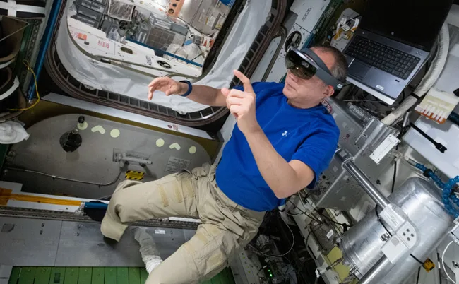 NASA开发AR工具用微软HoloLens协助宇航员维护空间站设备