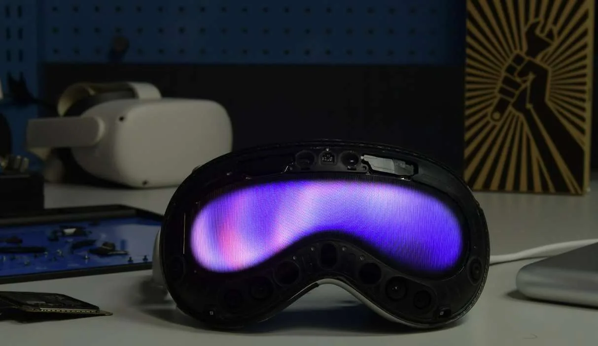iFixit拆机:详细分享Vision Pro显示、透镜、芯片和传感器等