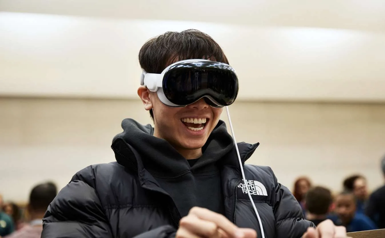 库克亲临现场庆祝，苹果分享Vision Pro线下发售盛况