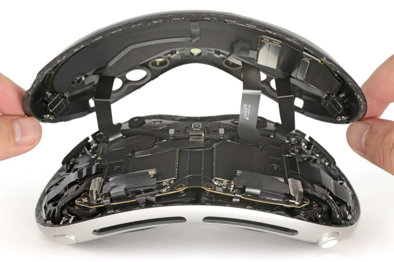 iFixit分享Vision Pro拆机：详细展示内部复杂构造设计