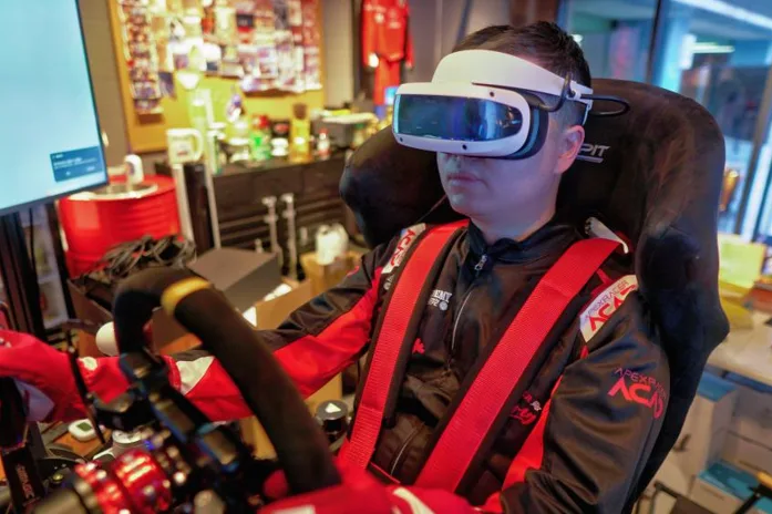 DPVR E4成“模拟赛车”线下店主力设备