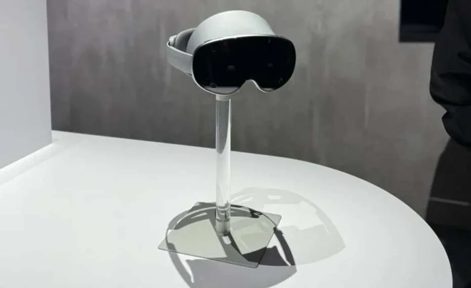 三星公开亮相Android XR头显，但只给看不给体验