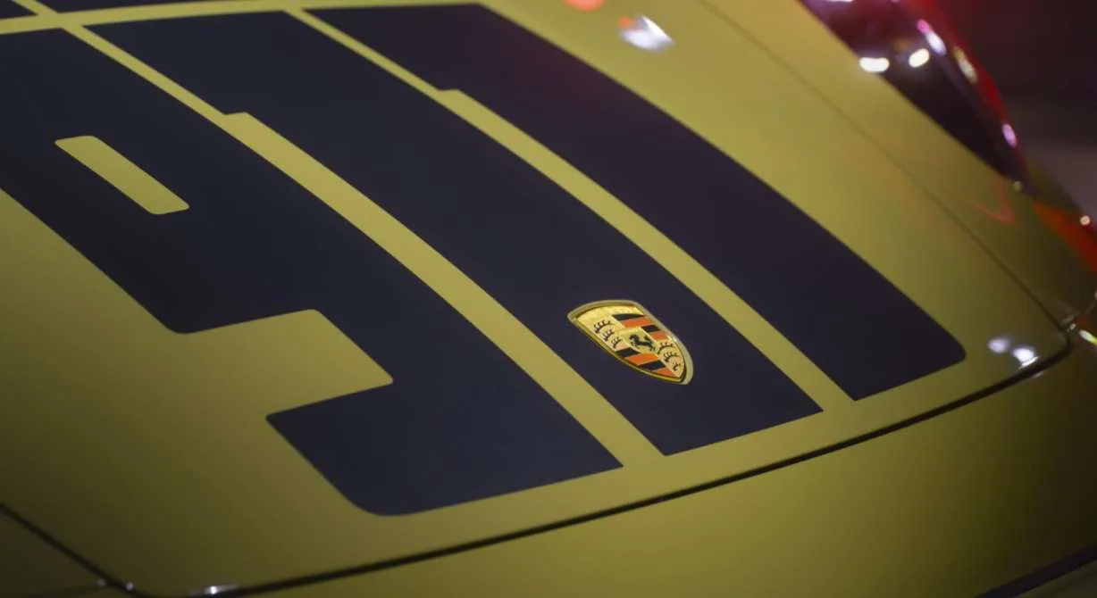 限量版保时捷911推出Vision Pro应用，沉浸式实时定制复古豪车