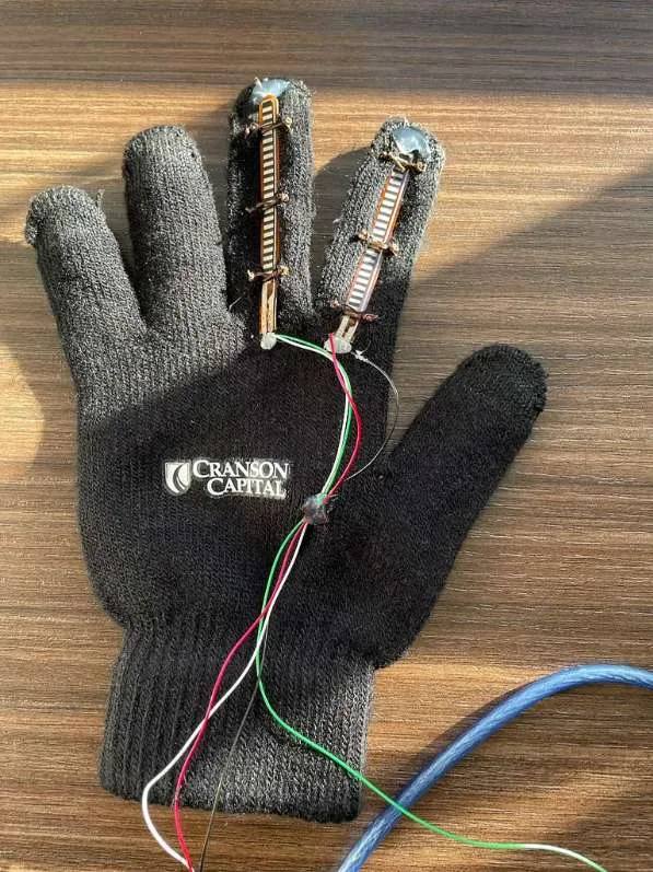13岁少女硬核DIY：如何将一只普通手套变成VR控制器