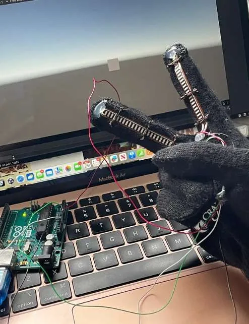 13岁少女硬核DIY：如何将一只普通手套变成VR控制器